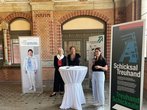 Eröffnung der Ausstellung "Schicksal Treuhand - Treuhand Schicksale" im Apoldaer Bahnhof Eröffnung der Ausstellung "Schicksal Treuhand - Treuhand Schicksale" im Apoldaer Bahnhof
