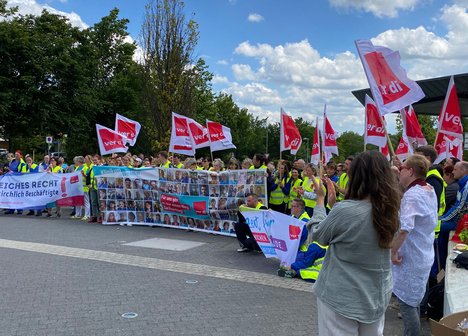 Solidarität mit den Beschäftigten des Sophien- und Hufeland Klinikums Weimar – gleiches Recht für gleiche Arbeit Solidarität mit den Beschäftigten des Sophien- und Hufeland Klinikums Weimar – gleiches Recht für gleiche Arbeit
