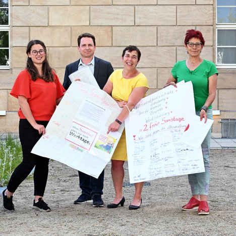 freiesamstage-unterschriftenuebergabe.jpg