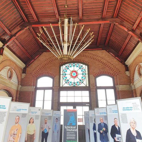Eröffnung der Ausstellung "Schicksal Treuhand - Treuhand Schicksale" im Apoldaer Bahnhof Eröffnung der Ausstellung "Schicksal Treuhand - Treuhand Schicksale" im Apoldaer Bahnhof