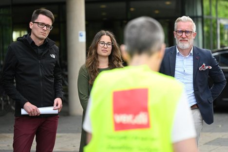 Solidarität mit den Forderungen der Beschäftigten des Landes und des Universitätsklinikums Jena Solidarität mit den Forderungen der Beschäftigten des Landes und des Universitätsklinikums Jena